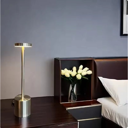 置くだけで、部屋がすっと整う。Hikari One LEDテーブルランプ