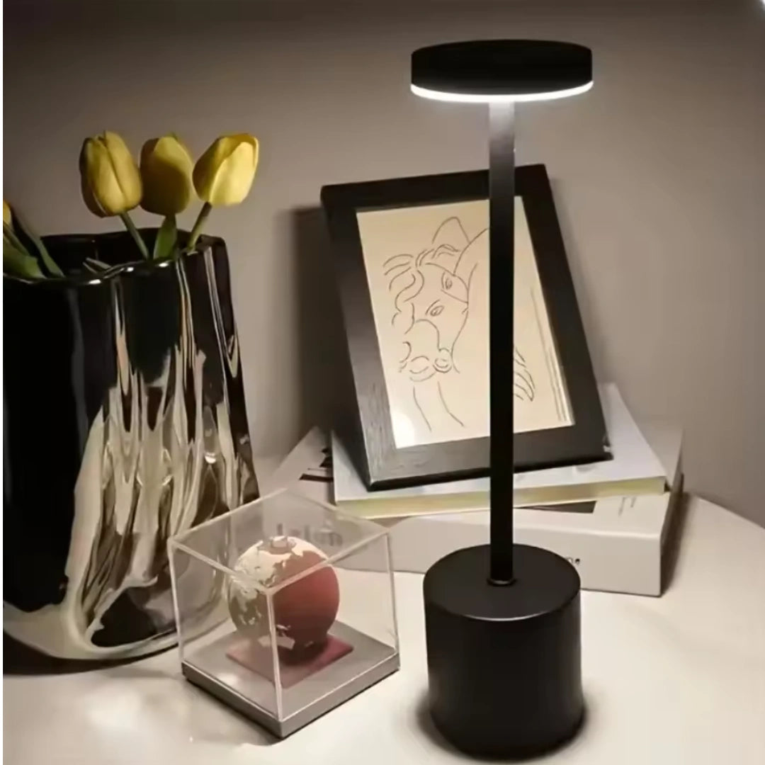 置くだけで、部屋がすっと整う。Hikari One LEDテーブルランプ