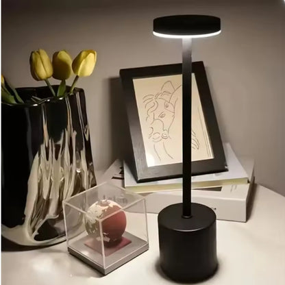 置くだけで、部屋がすっと整う。Hikari One LEDテーブルランプ