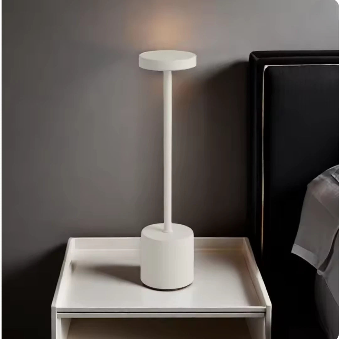 置くだけで、部屋がすっと整う。Hikari One LEDテーブルランプ