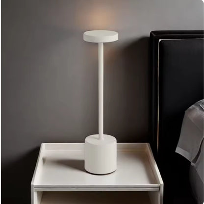 置くだけで、部屋がすっと整う。Hikari One LEDテーブルランプ